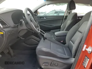 2017 Hyundai Tucson SE z VIN KM8J33A42HU486275, wystawiony jako Copart lot #53658145 z przebiegiem 31 928 mil mil oraz Szkoda całkowita • Salvage title. Historia ofert i sprzedaży dostępna na DreamBid. Obrazek 7.