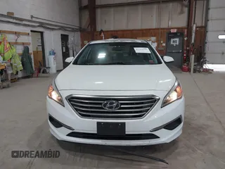 2016 Hyundai Sonata SE z VIN 5NPE24AF6GH377178, wystawiony jako IAAI lot #42522399 z przebiegiem 138 743 mil mil oraz . Historia ofert i sprzedaży dostępna na DreamBid. Obrazek 12.
