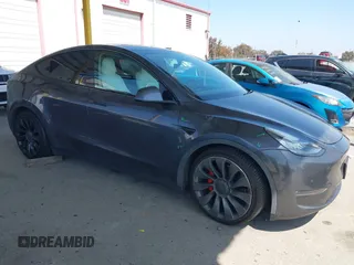 2020 Tesla Model Y Long Range z VIN 5YJYGDEFXLF058707, wystawiony jako IAAI lot #42150016 z przebiegiem 92 046 mil mil oraz . Historia ofert i sprzedaży dostępna na DreamBid. Obrazek 1.