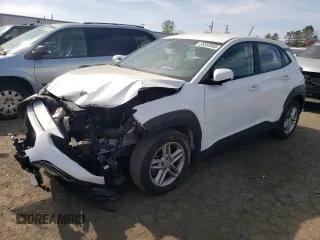 2021 Hyundai Kona SE z VIN KM8K1CAAXMU746447, wystawiony jako Copart lot #55303085 z przebiegiem 26 726 mil mil oraz Szkody całkowita. Historia ofert i sprzedaży dostępna na DreamBid. Obrazek 1.