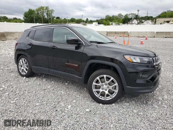 2023 Jeep Compass Latitude Lux z VIN 3C4NJDFN2PT549158, wystawiony jako Copart lot #57506665 z przebiegiem 23 687 mil mil oraz Szkoda całkowita • Salvage title. Historia ofert i sprzedaży dostępna na DreamBid. Obrazek 4.