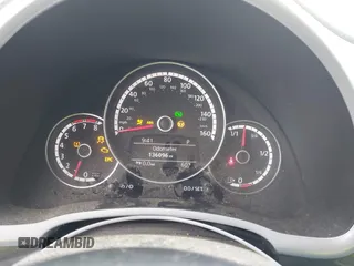 2014 Volkswagen Beetle 1.8T z VIN 3VWJ17AT4EM640278, wystawiony jako IAAI lot #42198194 z przebiegiem 136 096 mil mil oraz . Historia ofert i sprzedaży dostępna na DreamBid. Obrazek 7.