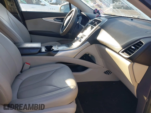 2017 Lincoln MKX Premiere z VIN 2LMPJ8JR3HBL43225, wystawiony jako IAAI lot #41463682 z przebiegiem 121 108 mil mil oraz . Historia ofert i sprzedaży dostępna na DreamBid. Obrazek 5.
