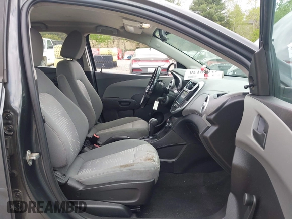 2017 Chevrolet Sonic LS z VIN 1G1JB5SH7H4127078, wystawiony jako IAAI lot #42130130 z przebiegiem 114 734 mil mil oraz . Historia ofert i sprzedaży dostępna na DreamBid. Obrazek 5.