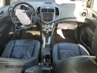 2013 Chevrolet Sonic LTZ z VIN 1G1JE5SH5D4121345, wystawiony jako Copart lot #83672124 z przebiegiem 109 428 mil mil oraz Szkoda całkowita • Salvage title. Historia ofert i sprzedaży dostępna na DreamBid. Obrazek 8.