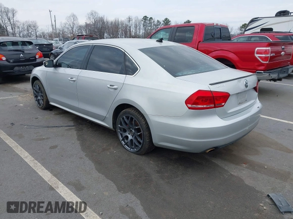 2013 Volkswagen Passat SE z VIN 1VWBP7A30DC115737, wystawiony jako IAAI lot #41626235 z przebiegiem 257 880 mil mil oraz . Historia ofert i sprzedaży dostępna na DreamBid. Obrazek 3.