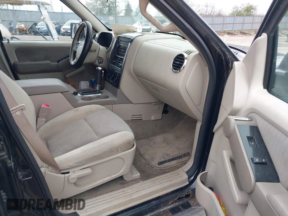 2007 Ford Explorer XLT with VIN 1FMEU73E67UB82828, listed as a IAAI auction lot 42094138 with 175,627 mi miles. Bid and sale history available at carsss.com. Image 5.