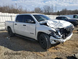 2025 Ram 1500 Big Horn z VIN 1C6RREFG4SN586522, wystawiony jako Copart lot #47024205 z przebiegiem 10 108 mil mil oraz Szkoda całkowita • Salvage title. Historia ofert i sprzedaży dostępna na DreamBid. Obrazek 4.