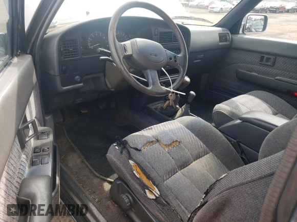 1991 Toyota Pickup DLX z VIN JT4VN13G3M5064161, wystawiony jako Copart lot #57963035 z przebiegiem 232 994 mil mil oraz Szkody całkowita. Historia ofert i sprzedaży dostępna na DreamBid. Obrazek 8.
