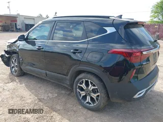 2021 Kia Seltos EX with VIN KNDERCAAXM7228380, listed as a IAAI auction lot 42015912 with 61,612 mi miles. Bid and sale history available at carsss.com. Image 3.