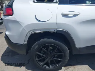 2020 Jeep Cherokee Latitude Plus z VIN 1C4PJLLB5LD625047, wystawiony jako IAAI lot #42246428 z przebiegiem 69 625 mil mil oraz . Historia ofert i sprzedaży dostępna na DreamBid. Obrazek 17.