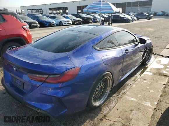 2020 BMW M8 z VIN WBSAE0C08LCD77532, wystawiony jako Copart lot #51166005 z przebiegiem 23 661 mil mil oraz Czysty tytuł • Clean title. Historia ofert i sprzedaży dostępna na DreamBid. Obrazek 3.