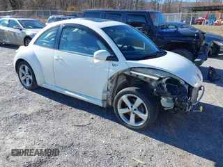 2008 Volkswagen New Beetle Coupe Triple White with VIN 3VWFW31C48M519108, listed as a IAAI auction lot 41582045 with 116,682 mi miles. Bid and sale history available at carsss.com. Image 1.