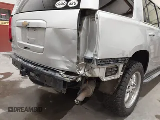 2015 Chevrolet Tahoe LT z VIN 1GNSKBKC7FR255956, wystawiony jako IAAI lot #42310560 z przebiegiem 215 968 mil mil oraz . Historia ofert i sprzedaży dostępna na DreamBid. Obrazek 6.