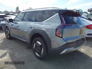 2024 Kia EV9 Wind z VIN KNDAFFS52R6023305, wystawiony jako IAAI lot #41582609 z przebiegiem 23 941 mil mil oraz . Historia ofert i sprzedaży dostępna na DreamBid. Obrazek 3.