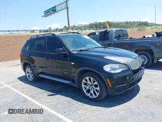 2013 BMW X5 xDrive35i z VIN 5UXZV4C58D0B01835, wystawiony jako IAAI lot #42444544 z przebiegiem 125 923 mil mil oraz . Historia ofert i sprzedaży dostępna na DreamBid. Obrazek 1.