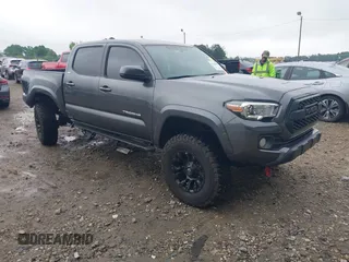 2017 Toyota Tacoma SR5 z VIN 3TMAZ5CN9HM044182, wystawiony jako IAAI lot #42116303 z przebiegiem 92 577 mil mil oraz . Historia ofert i sprzedaży dostępna na DreamBid. Obrazek 1.
