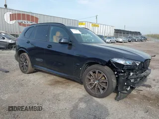 2025 BMW X5 xDrive40i z VIN 5UX23EU04S9Y37497, wystawiony jako IAAI lot #42124797 z przebiegiem 6 256 mil mil oraz . Historia ofert i sprzedaży dostępna na DreamBid. Obrazek 1.