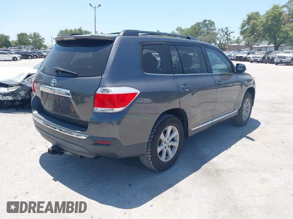 2013 Toyota Highlander z VIN 5TDZK3EH5DS124401, wystawiony jako IAAI lot #42133758 z przebiegiem 131 405 mil mil oraz . Historia ofert i sprzedaży dostępna na DreamBid. Obrazek 4.