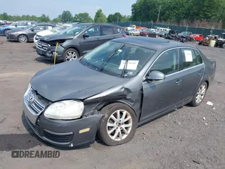 2010 Volkswagen Jetta Limited Edition z VIN 3VWRZ7AJ1AM017527, wystawiony jako IAAI lot #42434560 z przebiegiem 132 891 mil mil oraz . Historia ofert i sprzedaży dostępna na DreamBid. Obrazek 17.