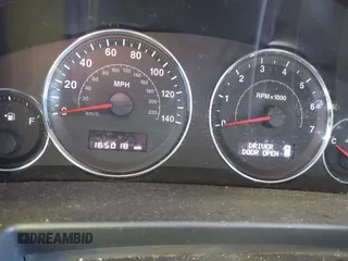2008 Jeep Commander Sport z VIN 1J8HG48K08C180238, wystawiony jako IAAI lot #40725046 z przebiegiem 165 018 mil mil oraz . Historia ofert i sprzedaży dostępna na DreamBid. Obrazek 7.