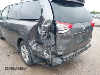 2015 Toyota Sienna LE AAS z VIN 5TDKK3DCXFS612396, wystawiony jako IAAI lot #42172932 z przebiegiem 90 440 mil mil oraz . Historia ofert i sprzedaży dostępna na DreamBid. Obrazek 6.