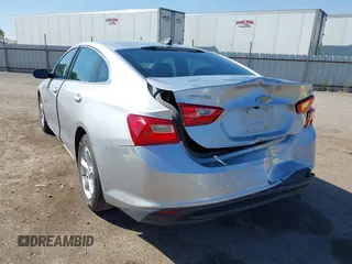 2016 Chevrolet Malibu LS z VIN 1G1ZB5ST9GF340558, wystawiony jako IAAI lot #42520463 z przebiegiem 104 296 mil mil oraz . Historia ofert i sprzedaży dostępna na DreamBid. Obrazek 3.