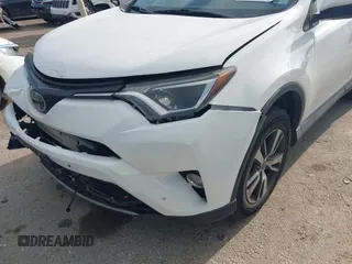 2018 Toyota RAV4 XLE z VIN 2T3WFREV2JW501356, wystawiony jako IAAI lot #42087027 z przebiegiem 32 117 mil mil oraz . Historia ofert i sprzedaży dostępna na DreamBid. Obrazek 6.