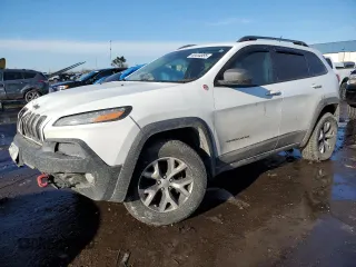 2015 Jeep Cherokee Trailhawk z VIN 1C4PJMBB5FW778883, wystawiony jako Copart lot #44444555 z przebiegiem 113 194 mil mil oraz Szkoda całkowita • Salvage title. Historia ofert i sprzedaży dostępna na DreamBid. Obrazek 1.