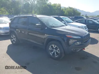 2015 Jeep Cherokee Trailhawk z VIN 1C4PJMBS4FW556822, wystawiony jako IAAI lot #42412874 z przebiegiem 129 865 mil mil oraz . Historia ofert i sprzedaży dostępna na DreamBid. Obrazek 1.