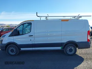 2016 Ford Transit Cargo z VIN 1FTYE1YM2GKB18602, wystawiony jako IAAI lot #41091180 z przebiegiem 143 262 mil mil oraz . Historia ofert i sprzedaży dostępna na DreamBid. Obrazek 14.