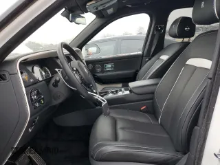 2021 Rolls-Royce Cullinan z VIN SLATV4C0XMU206479, wystawiony jako Copart lot #79633803 z przebiegiem 12 056 mil mil oraz Czysty tytuł • Clean title. Historia ofert i sprzedaży dostępna na DreamBid. Obrazek 7.