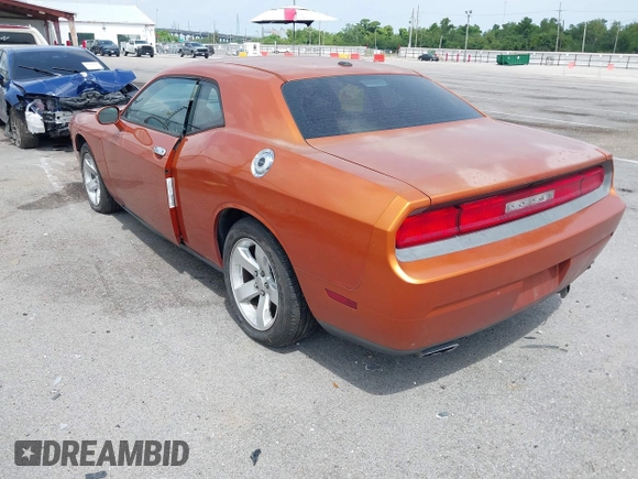 2011 Dodge Challenger z VIN 2B3CJ4DG7BH581585, wystawiony jako IAAI lot #42358543 z przebiegiem 247 380 mil mil oraz . Historia ofert i sprzedaży dostępna na DreamBid. Obrazek 3.