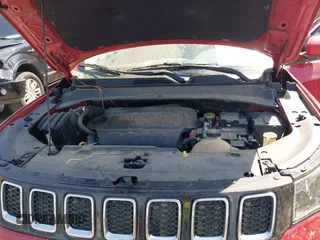 2018 Jeep Compass Latitude z VIN 3C4NJCBBXJT193295, wystawiony jako IAAI lot #41958808 z przebiegiem 121 440 mil mil oraz . Historia ofert i sprzedaży dostępna na DreamBid. Obrazek 10.