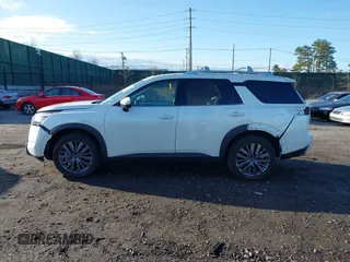 2024 Nissan Pathfinder SL с VIN 5N1DR3CD8RC310010, выставлен на аукционе IAAI как лот 41826608 с пробегом 6 079 миль миль и . История ставок и продаж доступна на DreamBid. Изображение 14.