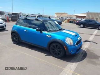 2010 MINI Hardtop S с VIN WMWMF7C51ATW89883, выставлен на аукционе IAAI как лот 42281047 с пробегом 121 847 миль миль и . История ставок и продаж доступна на DreamBid. Изображение 1.