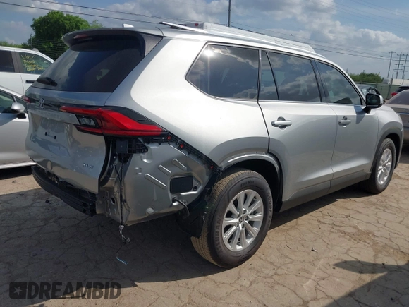 2024 Toyota Highlander XLE with VIN 5TDAAAA55RS017176, listed as a IAAI auction lot 42038401 with 14 mi miles and . Bid and sale history available at DreamBid. Image 4.