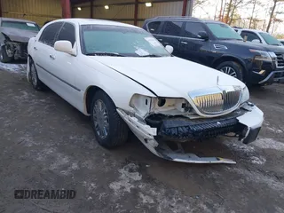 2007 Lincoln Town Car Signature Limited z VIN 1LNHM82V67Y630692, wystawiony jako IAAI lot #41395562 z przebiegiem 49 244 mil mil oraz . Historia ofert i sprzedaży dostępna na DreamBid. Obrazek 1.