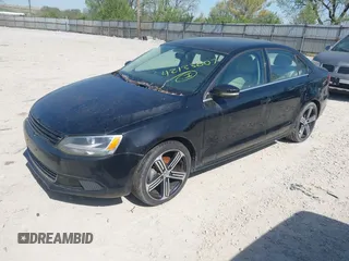 2014 Volkswagen Jetta SE z VIN 3VWD17AJ6EM285061, wystawiony jako IAAI lot #42123807 z przebiegiem 98 000 mil mil oraz . Historia ofert i sprzedaży dostępna na DreamBid. Obrazek 2.