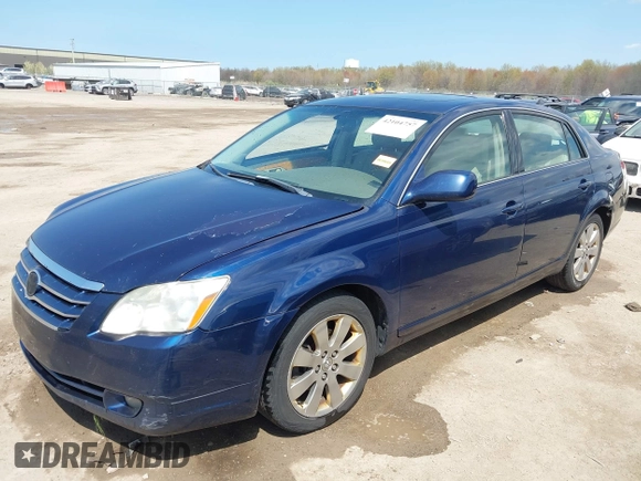 2007 Toyota Avalon XL z VIN 4T1BK36B47U181177, wystawiony jako IAAI lot #42104757 z przebiegiem 391 116 mil mil oraz . Historia ofert i sprzedaży dostępna na DreamBid. Obrazek 2.