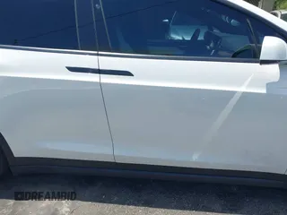 2017 Tesla Model X 90D z VIN 5YJXCBE25HF078198, wystawiony jako IAAI lot #42470050 z przebiegiem 66 850 mil mil oraz . Historia ofert i sprzedaży dostępna na DreamBid. Obrazek 13.