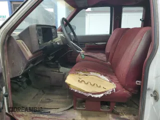 1988 GMC Sierra 2500 z VIN 2GTFK29K5J1545539, wystawiony jako Copart lot #85669174 z przebiegiem 263 730 mil mil oraz Tytuł czysty. Historia ofert i sprzedaży dostępna na DreamBid. Obrazek 7.