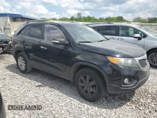 2013 Kia Sorento LX z VIN 5XYKT3A62DG416989, wystawiony jako Copart lot #55416865 z przebiegiem 280 489 mil mil oraz Czysty tytuł • Clean title. Historia ofert i sprzedaży dostępna na DreamBid. Obrazek 4.