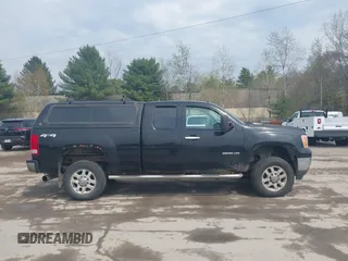 2011 GMC Sierra 2500HD Work Truck z VIN 1GT22ZC82BZ459036, wystawiony jako IAAI lot #42126973 z przebiegiem 122 296 mil mil oraz . Historia ofert i sprzedaży dostępna na DreamBid. Obrazek 13.