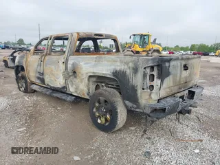 2018 GMC Sierra 2500HD Denali z VIN 1GT12UEY7JF156121, wystawiony jako IAAI lot #42248800 z przebiegiem Nie podano mil oraz . Historia ofert i sprzedaży dostępna na DreamBid. Obrazek 3.