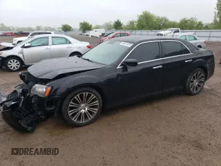 2012 Chrysler 300 S z VIN 2C3CCABG0CH306995, wystawiony jako Copart lot #58811675 z przebiegiem 127 498 mil mil oraz Szkoda całkowita • Salvage title. Historia ofert i sprzedaży dostępna na DreamBid. Obrazek 1.