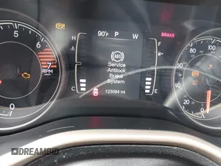2018 Jeep Cherokee Latitude Tech Connect с VIN 1C4PJLCB4JD573830, выставлен на аукционе IAAI как лот 42220149 с пробегом 123 084 миль миль и . История ставок и продаж доступна на DreamBid. Изображение 7.
