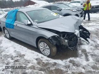 2020 Volkswagen Jetta S z VIN 3VWC57BU5LM102867, wystawiony jako IAAI lot #41675444 z przebiegiem 26 700 mil mil oraz . Historia ofert i sprzedaży dostępna na DreamBid. Obrazek 1.