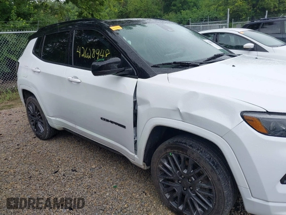 2023 Jeep Compass (RED) Edition z VIN 3C4NJDCN0PT524005, wystawiony jako IAAI lot #42628948 z przebiegiem 34 737 mil mil oraz . Historia ofert i sprzedaży dostępna na DreamBid. Obrazek 6.