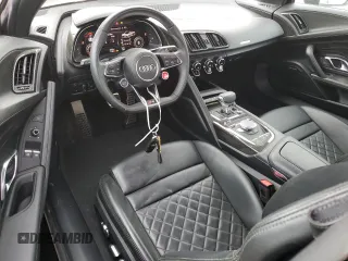 2018 Audi R8 z VIN WUAVACFX8J7900987, wystawiony jako Copart lot #45409684 z przebiegiem 6572 mil mil oraz . Historia ofert i sprzedaży dostępna na DreamBid. Obrazek 8.